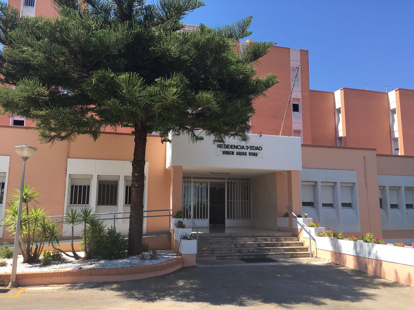 IMG 20160620 WA00031 - Los mayores desalojados por el incendio de Carcaixent regresan esta tarde a la residencia Aigües Vives