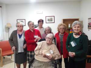 foto abuelos 300x225 - Demencia en las personas mayores. El poder de las emociones como herramienta de trabajo.