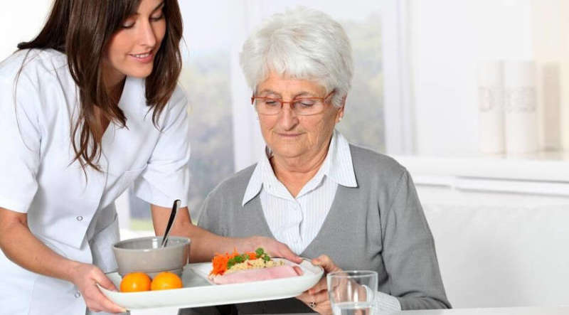 alimentacion tercera edad 800x443 - Ictus, ¿cómo actuar ante la falta de apetito?