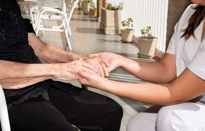 RHMRO manos 698x445 - Apoyo interpersonal,  abrazos, risas y mucho amor, principales tareas de un voluntario Lares CV