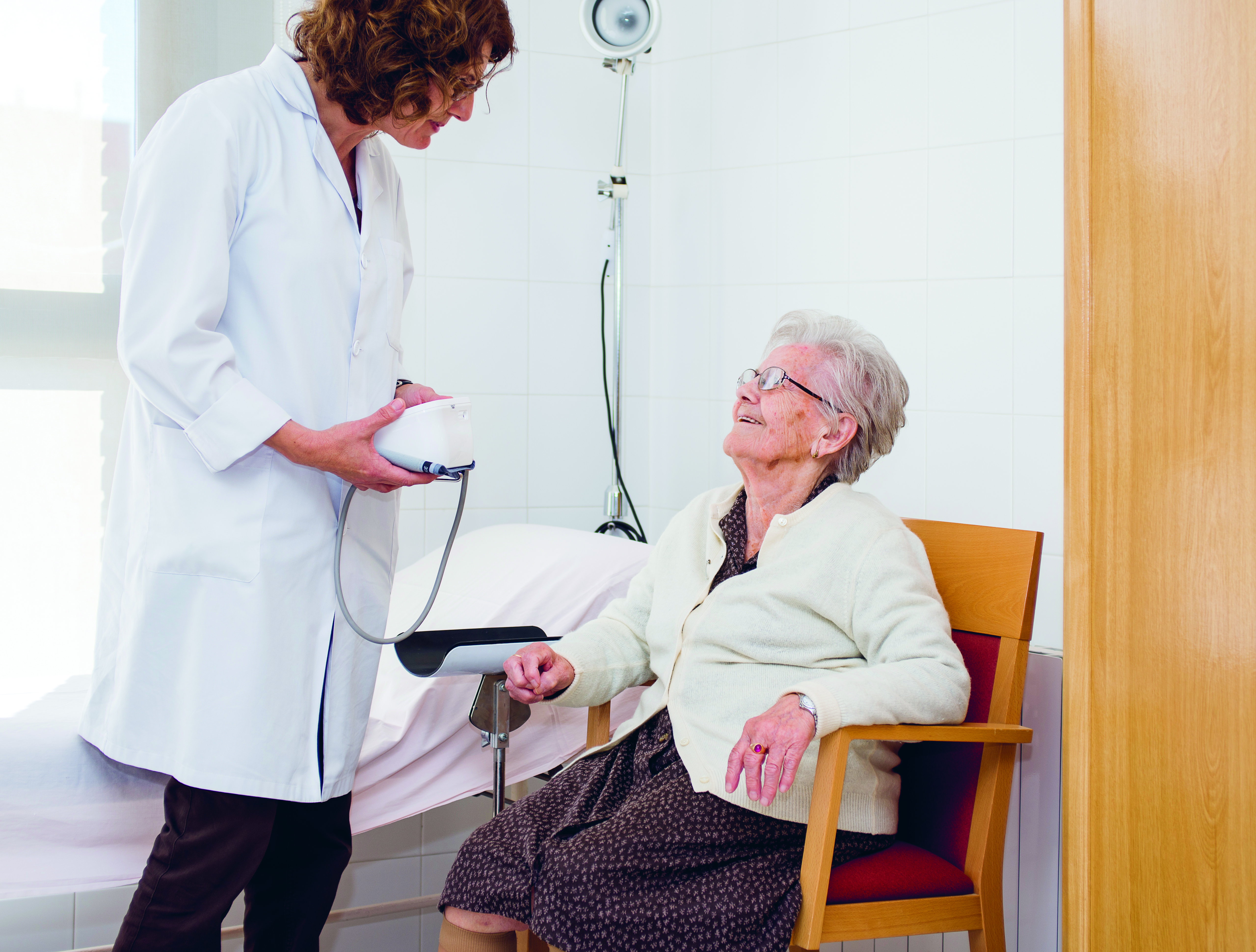 atenci&oacute;n m&eacute;dica - Servicios que favorecen la permanencia en casa: Servicio de ayuda a domicilio y acompa&ntilde;amientos sociosanitarios