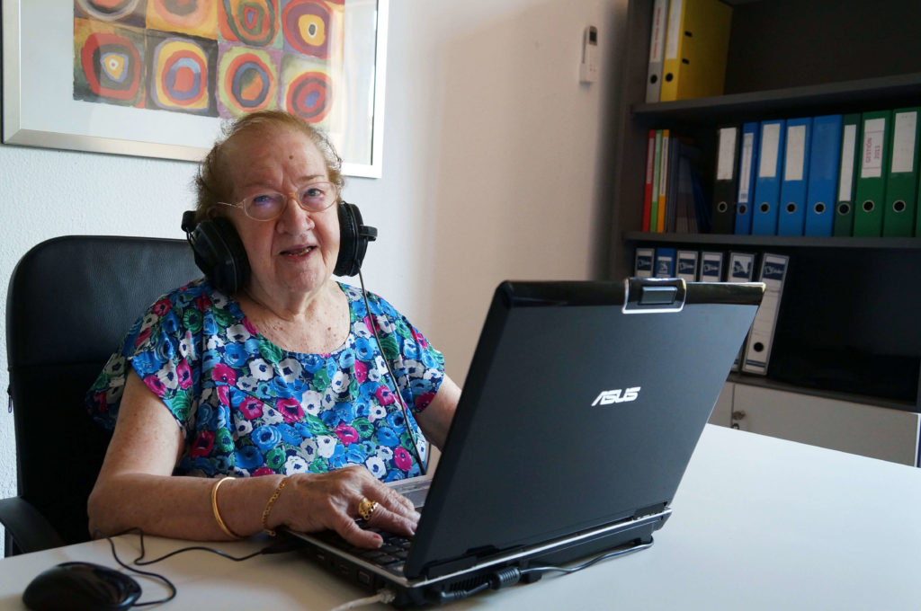 voluntariado erasmus1 1024x680 - Ancianos de LARES CV ayudan a j&oacute;venes ERASMUS a trav&eacute;s de skype