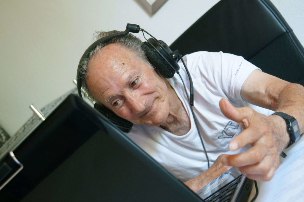 voluntariado erasmus4 1024x680 - Ancianos de LARES CV ayudan a j&oacute;venes ERASMUS a trav&eacute;s de skype