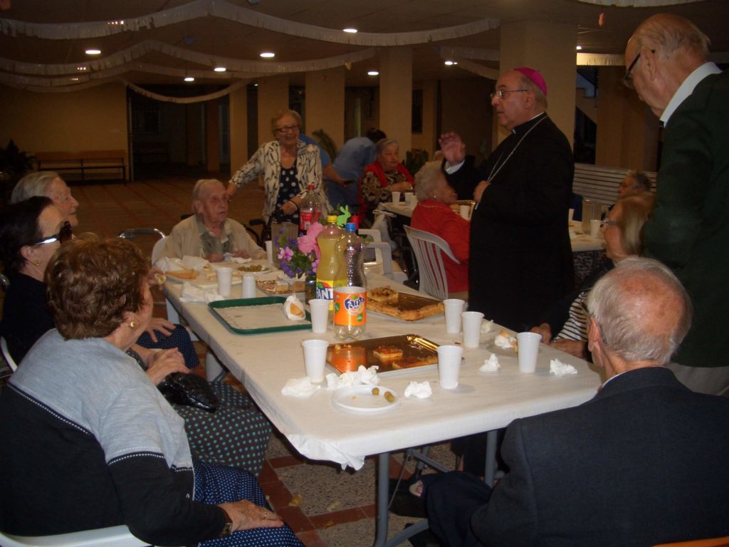 obispo4 1 1024x768 - La Residencia de Caritas Interparroquial de Burriana inaugura nuevas instalaciones con una visita del El Obispo de Segorbe-Castell&oacute;n