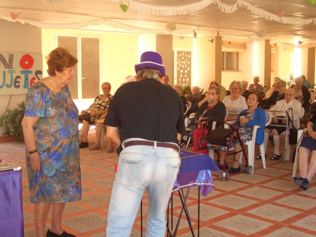 mago3 1024x768 - La Residencia de Ancianos de Caritas Burriana se llena de solidaridad