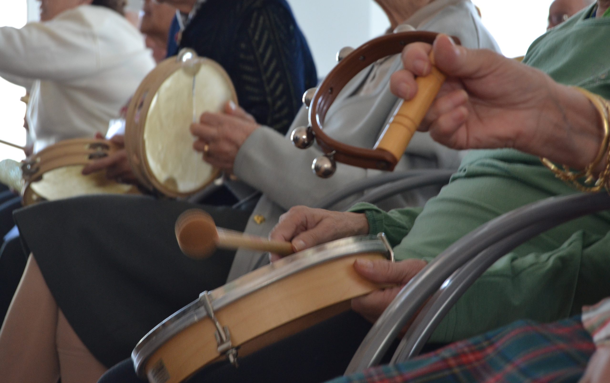 TALLER MUSICOTERAPIA scaled - Iniciativa de voluntariado a través de la música - Proyecto Músicamable