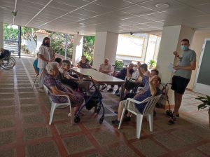 6.3. Foto Reunion Usuarios 300x224 - Transformaci&oacute;n del Modelo de Cuidados - Residencia C&aacute;ritas Interparroquial Burriana